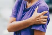 Co signalizuje bolest vystřelující do ramene? Jde o vážný příznak?