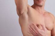 Jak vypadá gynekomastie? Zvětšení prsu u mužů a jeho příčiny