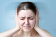 Hučení, pískání, tlak v uších, tinitus: Jaké jsou jeho hlavní příčiny?