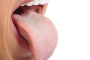 Zvýšená tvorba slin: Co signalizuje nadbytek slin a ústa plná slin?